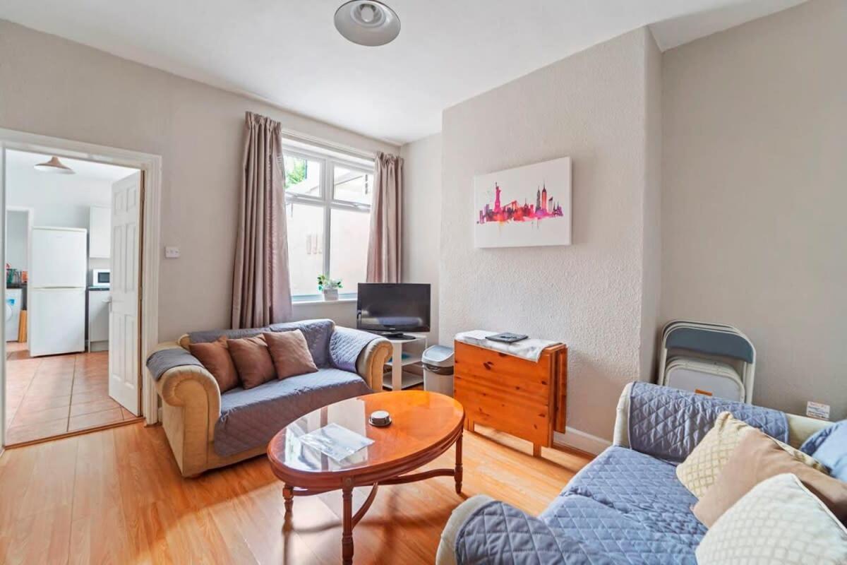 4 Bed Homely Retreat - Wolverhampton Extérieur photo