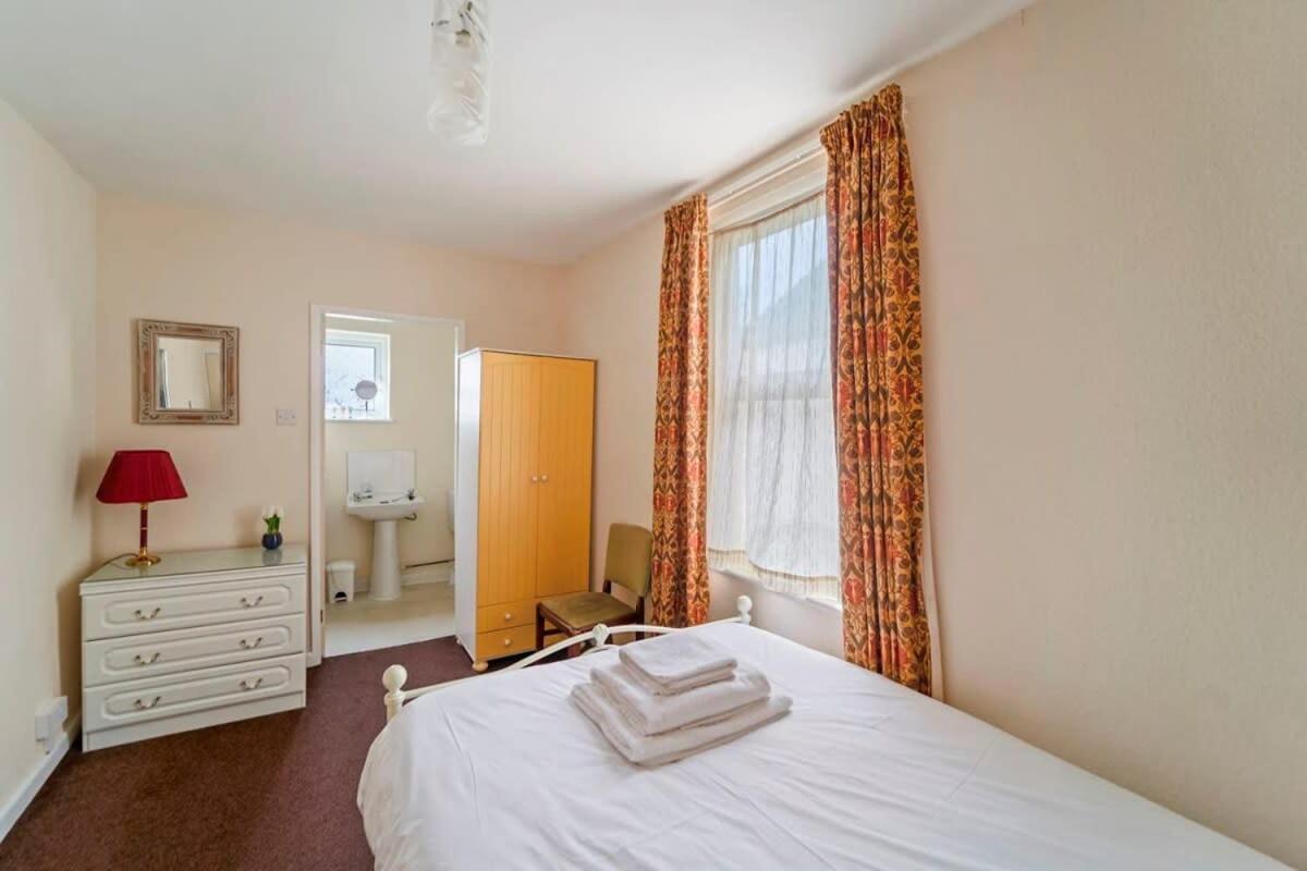 4 Bed Homely Retreat - Wolverhampton Extérieur photo