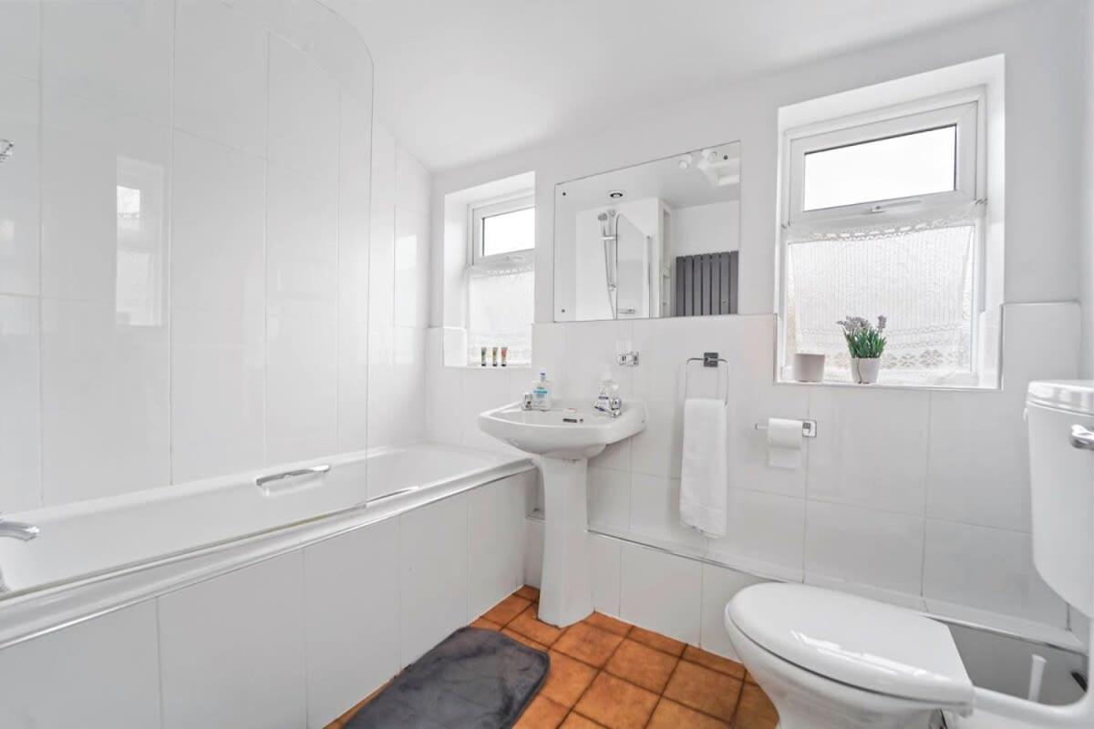 4 Bed Homely Retreat - Wolverhampton Extérieur photo