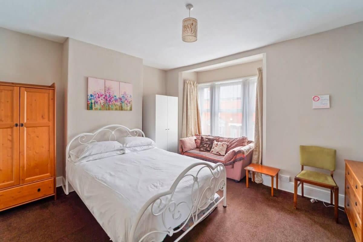 4 Bed Homely Retreat - Wolverhampton Extérieur photo