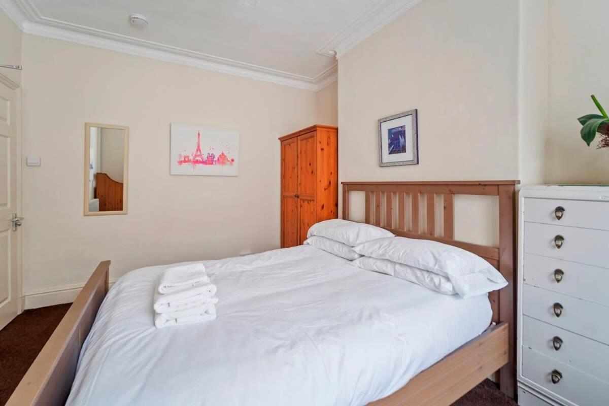 4 Bed Homely Retreat - Wolverhampton Extérieur photo