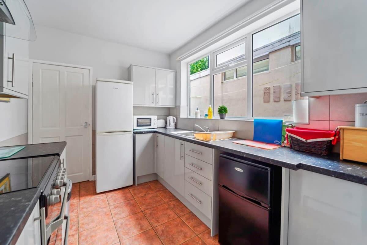 4 Bed Homely Retreat - Wolverhampton Extérieur photo