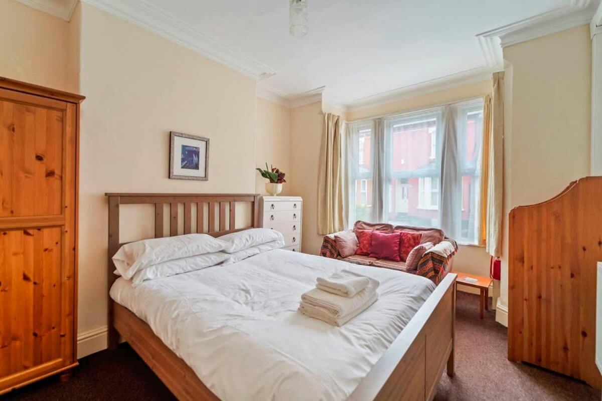 4 Bed Homely Retreat - Wolverhampton Extérieur photo