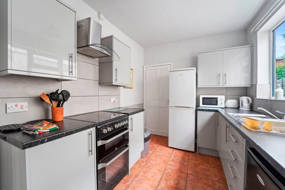 4 Bed Homely Retreat - Wolverhampton Extérieur photo